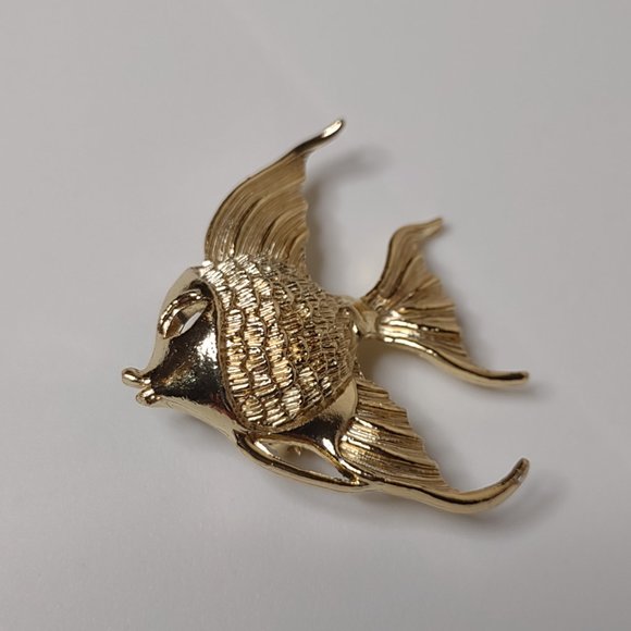Vintage Gold Tone Angelfish Brooch - Picture 2 of 13